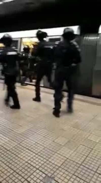 Turiști clujeni nu respectă regulile de conduită la metrou