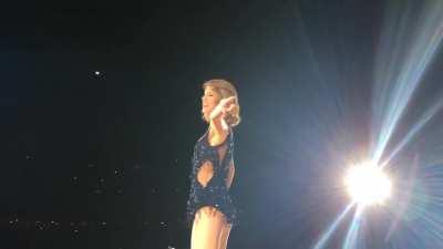 Taylors long bare legs.