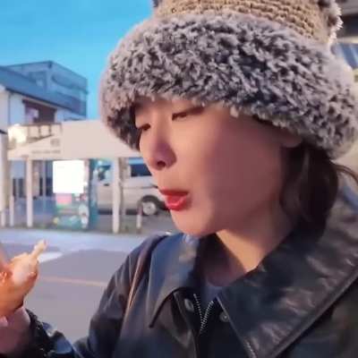 Seulgi eating
