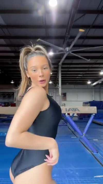 Just gonna leave this video of Sydney Smith (aka Livvy Dunne 4.0) adjusting her leotard here have fun