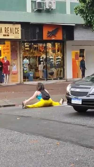 Bolsonarista Janaína Pascoal gordinha chama pedestres de fascistas e depois tenta transar com o asfalto