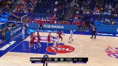 [Highlight] Lauri Markkanen scores with 0.1 seconds in the clock and gets to 38 points in 3 quarters against Croatia