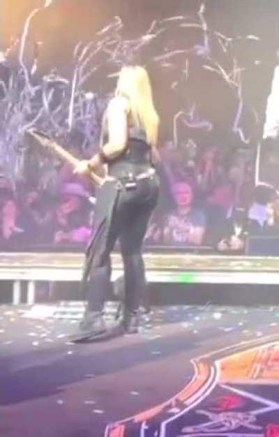 Nita Strauss ass in motion