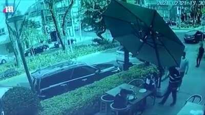 Muggers try to rob a diner, gets shot in the instead (Mexico City)