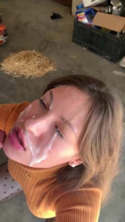 I get a HUGE facial and take cum selfies after 😁