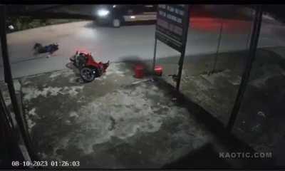 A biker fell from a single accident, ran over by the bus afterwards