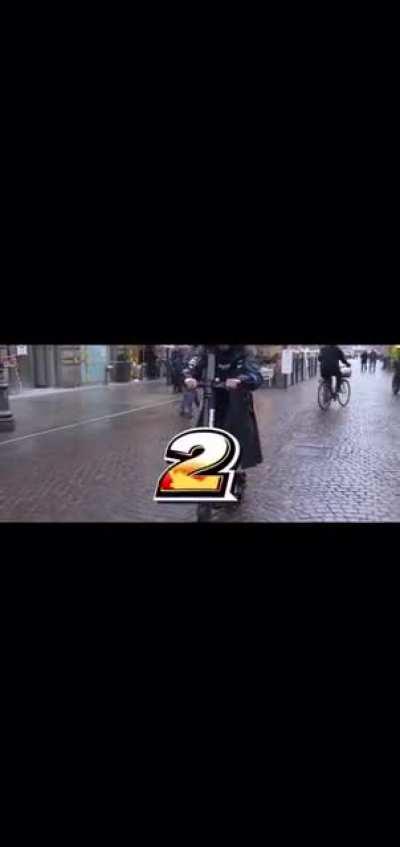 surry pazzo in culo appena uscito dalla doccia con l’accappatoio esce in monopattino e… *DOLORE*