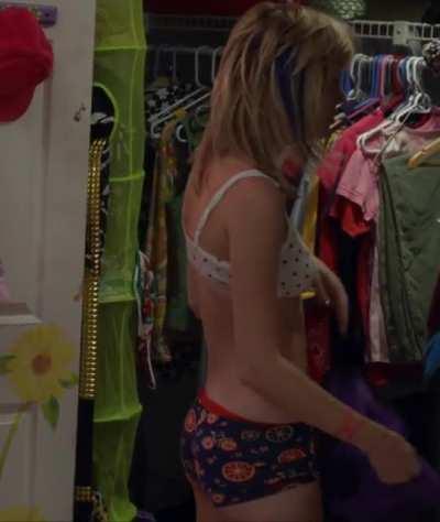 Brie Larson stripping for bed in United States of Tara