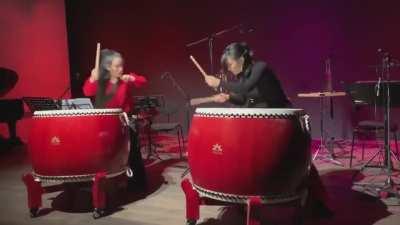2 Japanese girls on Taiko drums
