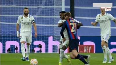 Real Madrid - Barcelona - Frenkie De Jong 24' [Great ball control]