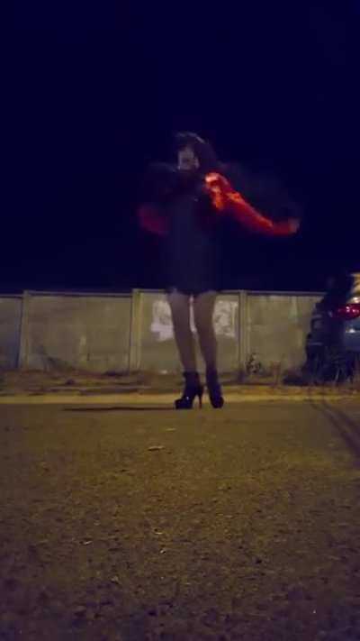 Dancing Misato by un_sofa_de_casa_