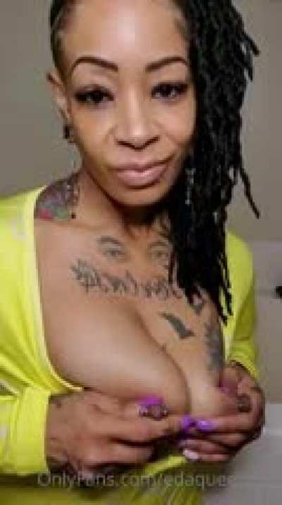 Edaqueenbee showing off them big ass tits