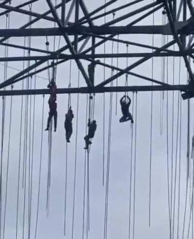 Building structure collapses in São Paulo, employees are trapped by seat belts. 17-10-2023