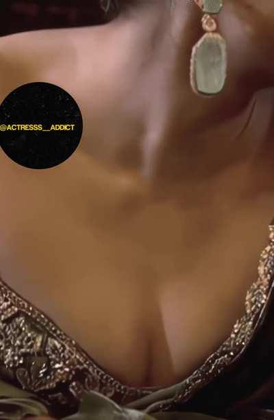 Alia bhatt yummy cleavage 🤤