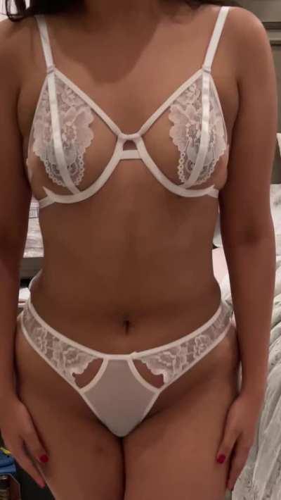 Wifey thinks guys wouldn’t find her sexy in a bikini.. what do y’all think? 😋