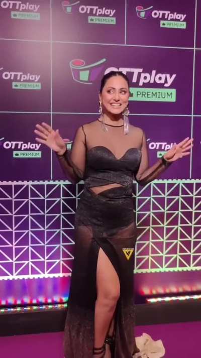 Hina Khan hot legs and thighs + her beautiful feet