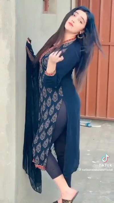 Ahh her damn figure 🤤🥵 such a thicc bitch.