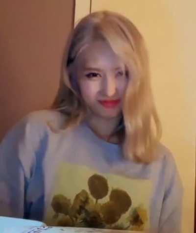 200513 - Momo nose scrunch