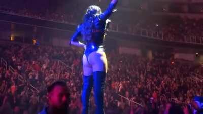 Flaunting those peaches🍑