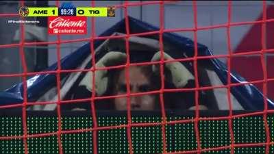 LigaMX Final between Tigres and America. Tigres keeper Nahuel Guzman gets sent off, he then proceeds to sneak under a carpet in order to not leave the pitch