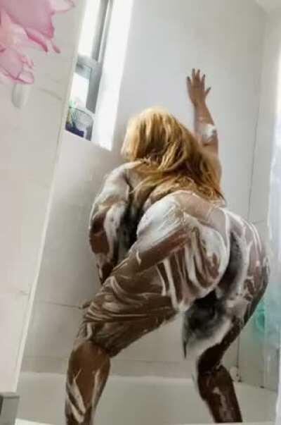 Shower twerk