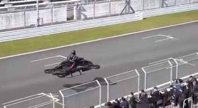 Первый летающий байк представили в Японии. Он весит 300 кг и может лететь со скоростью до 100 км в час, но не дольше 40 минут. Купить его можно будет в 2022 году всего-то за 47,3 млн рублей) мда уш явно не пятый элемент) за шум моторов считаю нужно просит