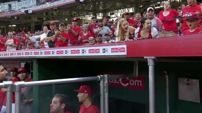 [Highlight] Castellanos gives his chipped bat to a fan after hitting a Grand Slam but has to retrieve it after Mike Schildt requests a bat check.