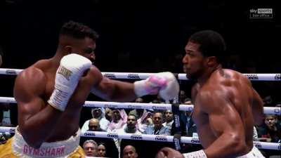 Mayweather and Joshua reacting to jabs