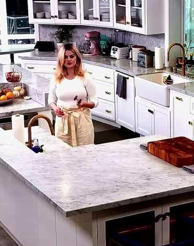 Selena Gomez looking thicc