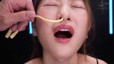 (JAV) A divine punishment for spilling--syringes of piss straight down her oesophagus!