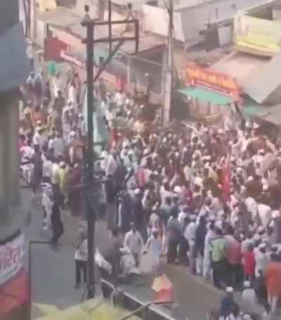 What indians are doing in Kashmir 😟