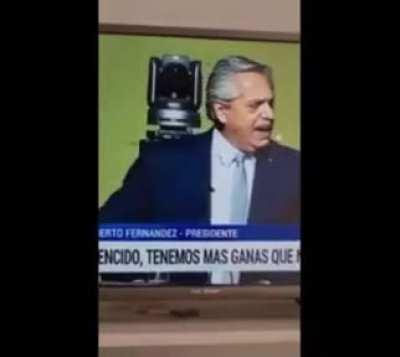 No deberiamos exigir a los K, que usen el lenguaje inclusivo en su campaña?