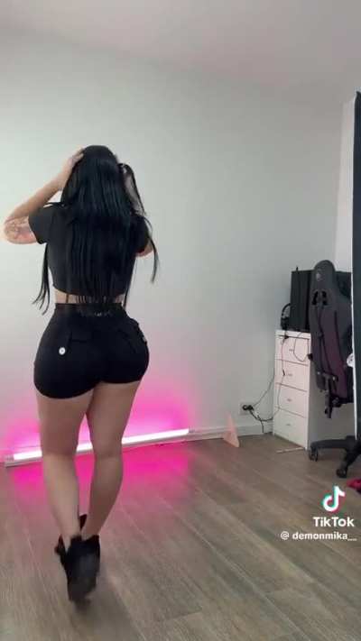 Dem0nmika thick goth