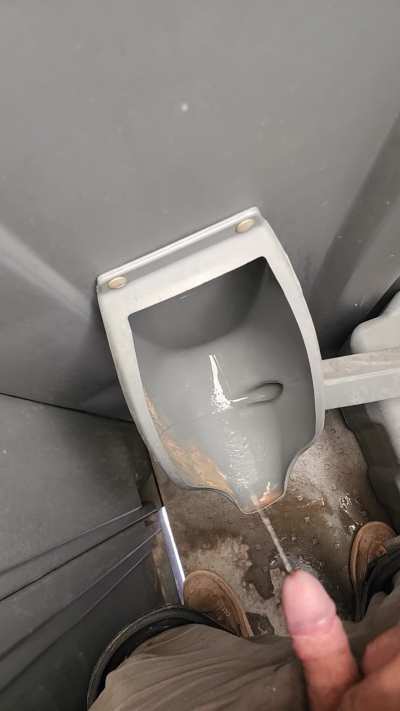 This 20° weather won't stop me from recording my thick stream for all you piss lovers. 😈