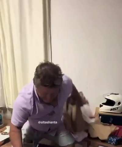 La reacción de este hombre al ver que le regalaron la Play 5.