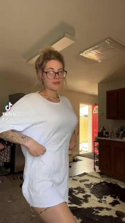 For my next trick, I need a cock that I’ll make disappear between my tits ;)