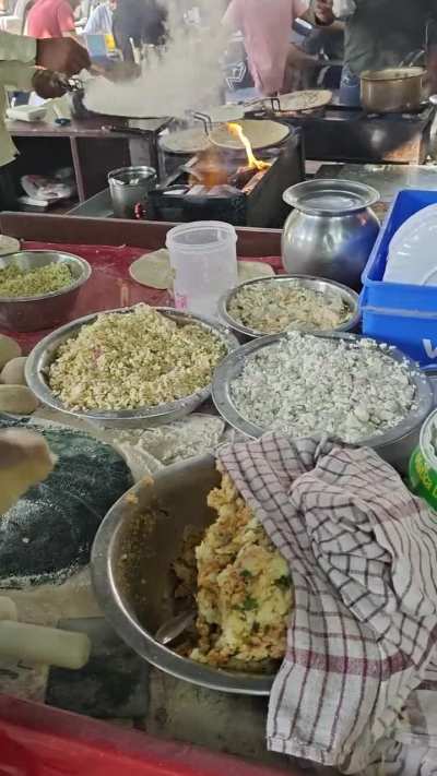 9 sector paranthe wala uses so much oil, never seen anyone else use this much oil