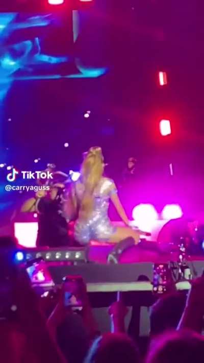 Maria becerra moviendo el orto, opinen