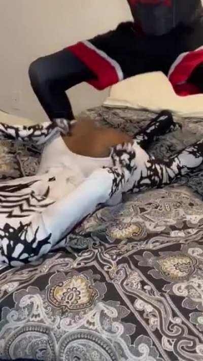 Gwen wants to workout [Spider-Man] (realmilesandgwen)