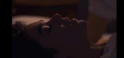 Hailee Steinfeld lesbian scene from Dickinson 2