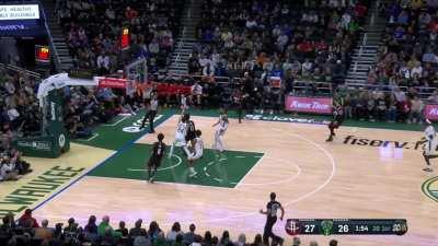 [Highlight] Giannis Adétòkunbọ̀ slows down time as he spins into the paint leading to a complete pause to the game
