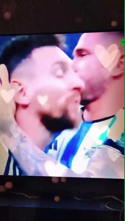 Messi & de Paul thing is real???? 😭