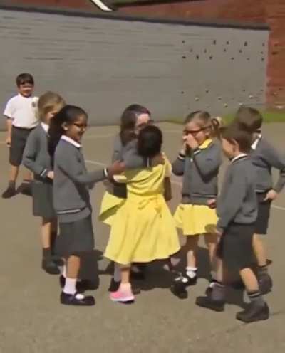 A little girl showing her new prosthetic leg to her classmates and their amazing reactions ♥️ Joy and support shine brightest when shared with others