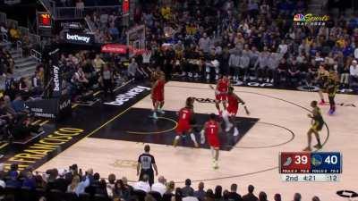 [Highlight] Curry shows off the handles as he crosses his way to an easy layup