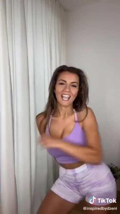 What a Hot Babe 😍