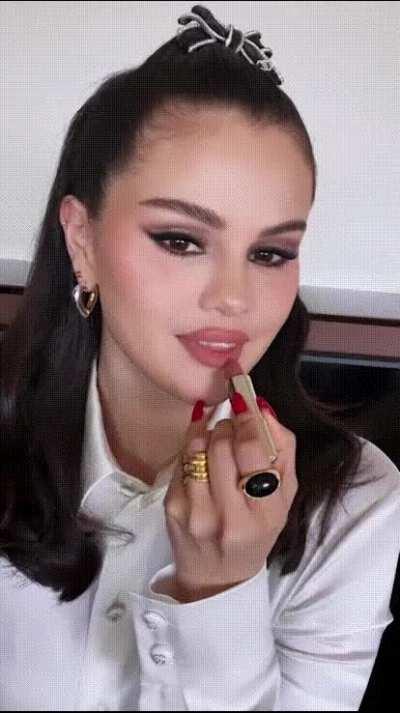 Selena Gomez getting ready