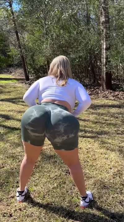 Cake queen shaking that phat ass