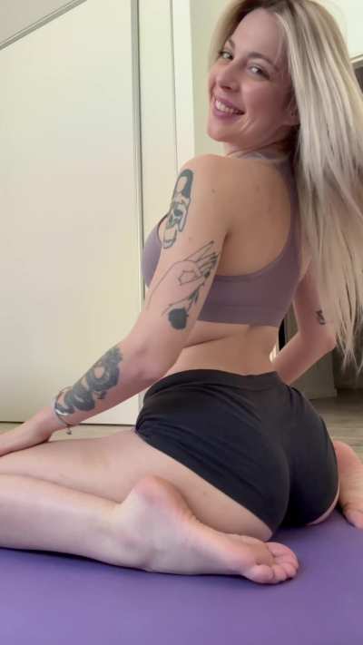 This is how a New Brunswick girl’s ass says hi [F21]