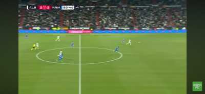 Should the keeper have rushed this 1v1 or stayed back?