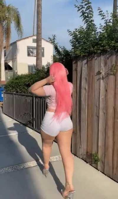 Must be hard to walk with that 🍑
